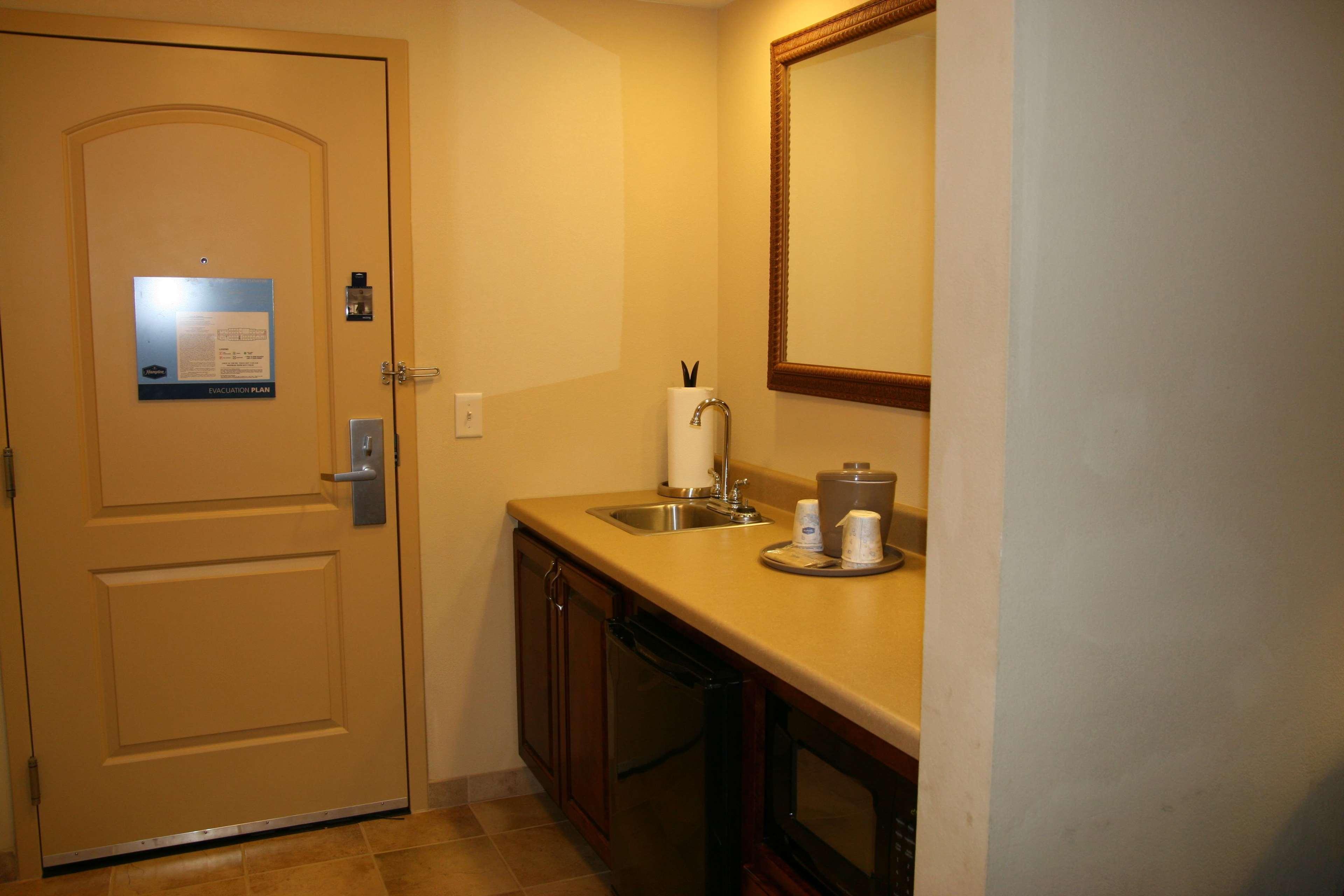 Hampton Inn & Suites Brookings Room photo